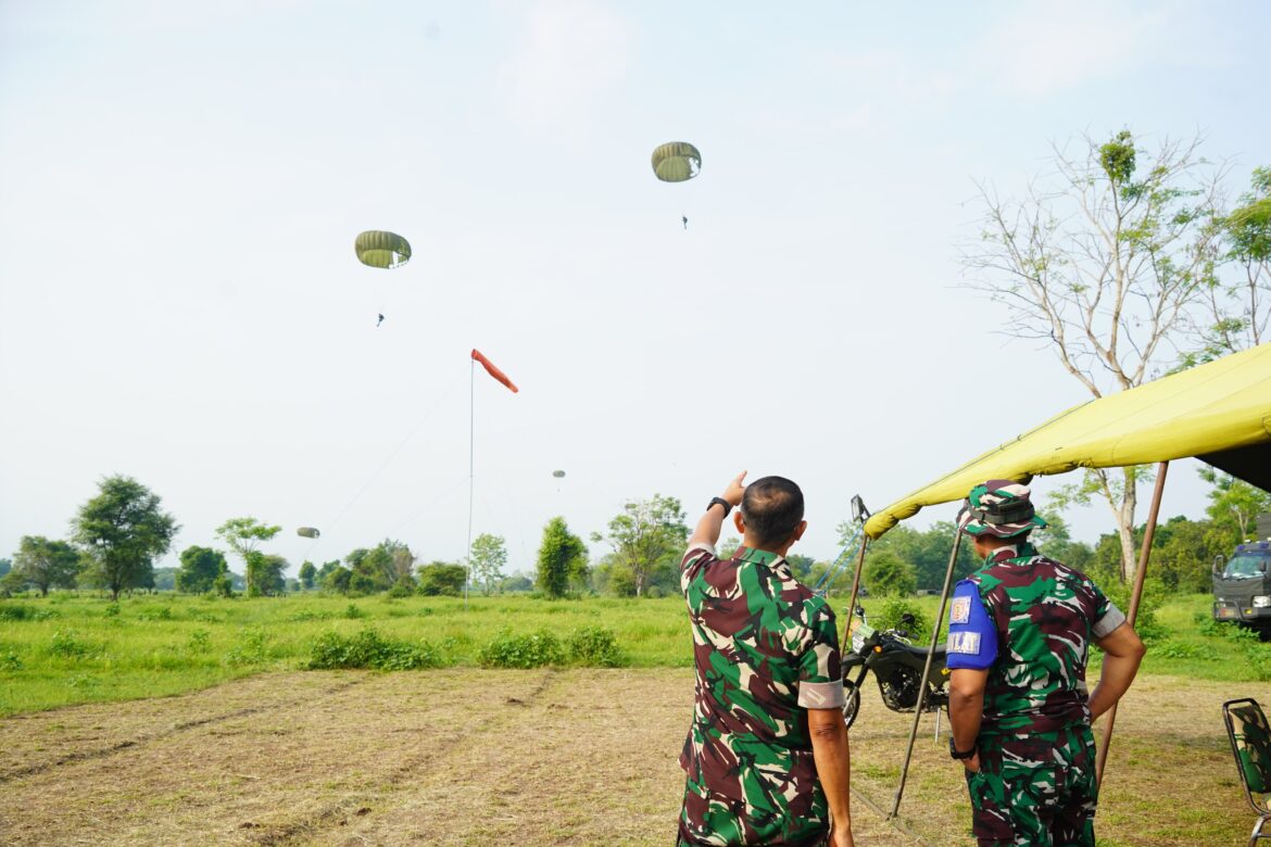 Panglima Terus meninjau Latihan Terjun di Grati Pasuruan