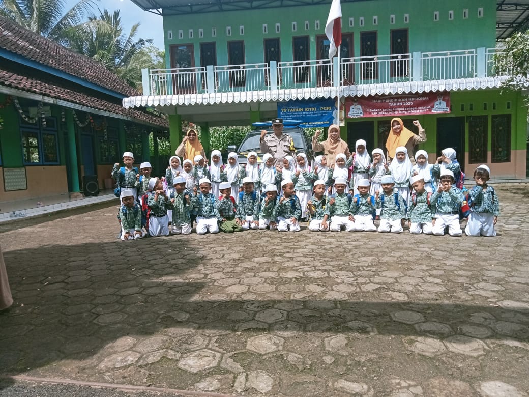 Polsek Donomulyo Laksanakan Kunjungan di TK Muslimat NU 6 Hambaliyah