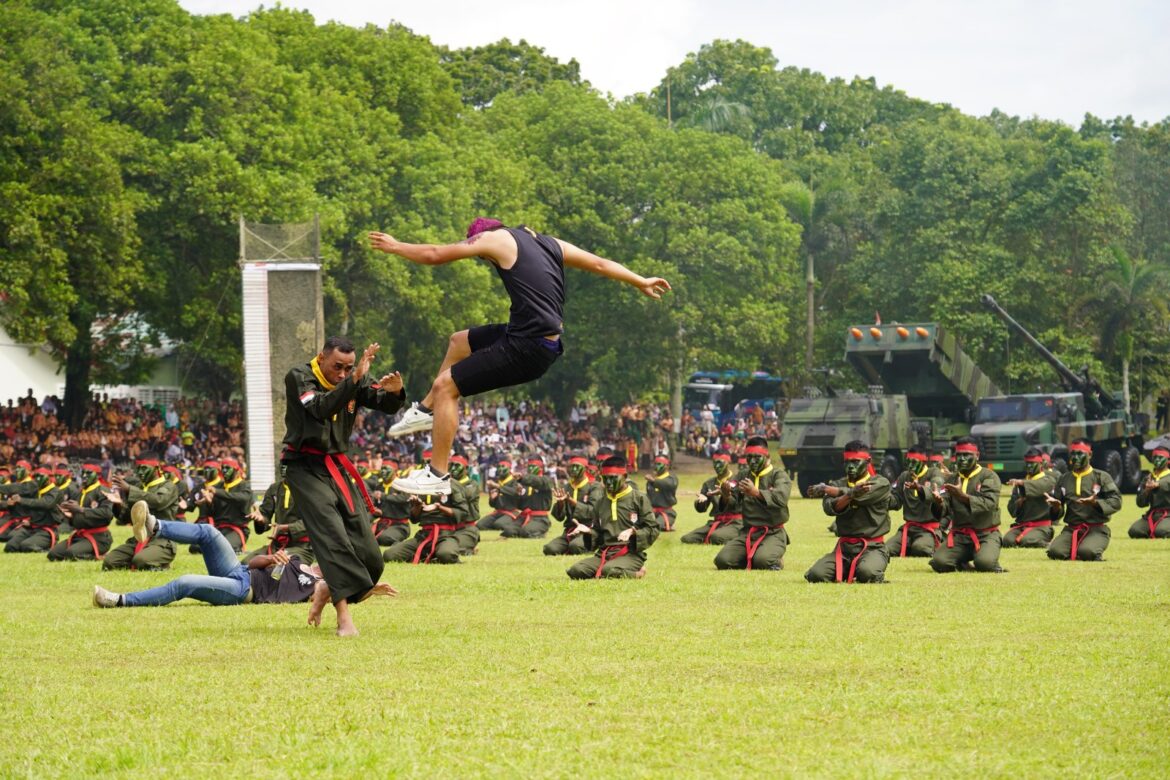Demonstrasi Pencak Silat Militer Warnai Sertijab Pangdivif 2 Kostrad