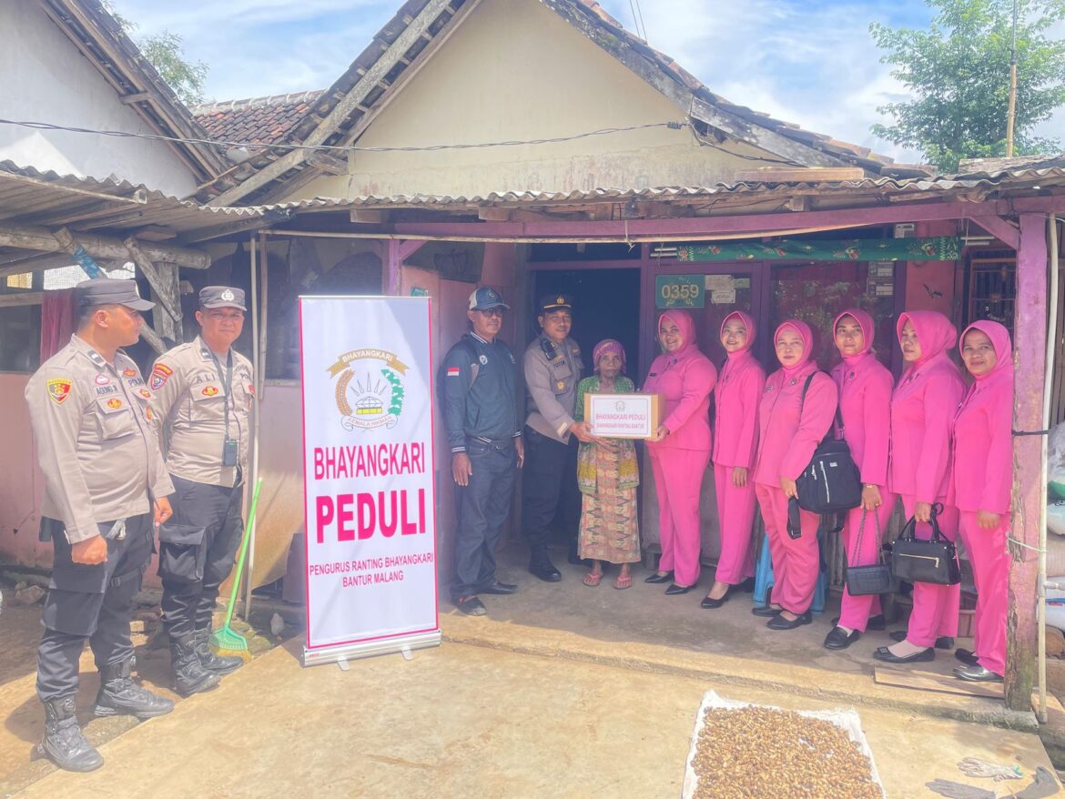 Ketua Bhayangkari Ranting Bantur Cabang Malang Laksanakan Bakti Sosial di Desa Karangsari