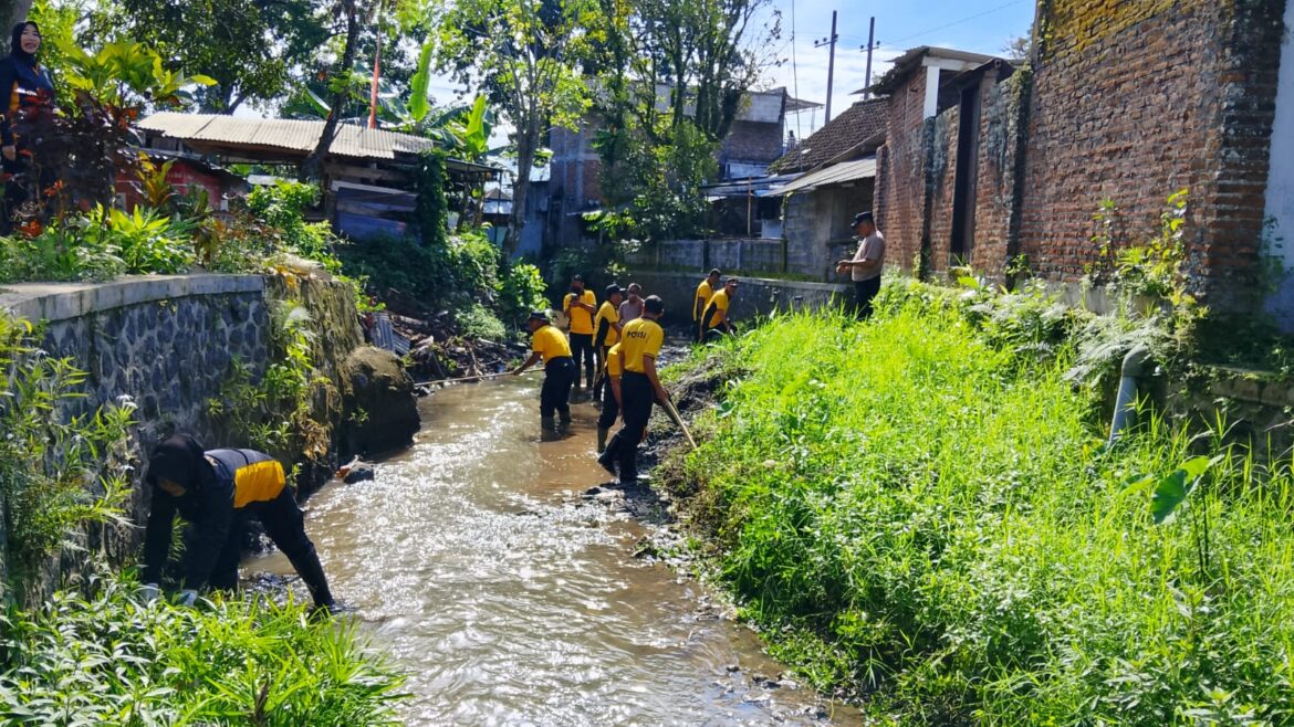 Polisi di Malang Bersih-bersih Sungai, Dukung Gerakan Indonesia Asri