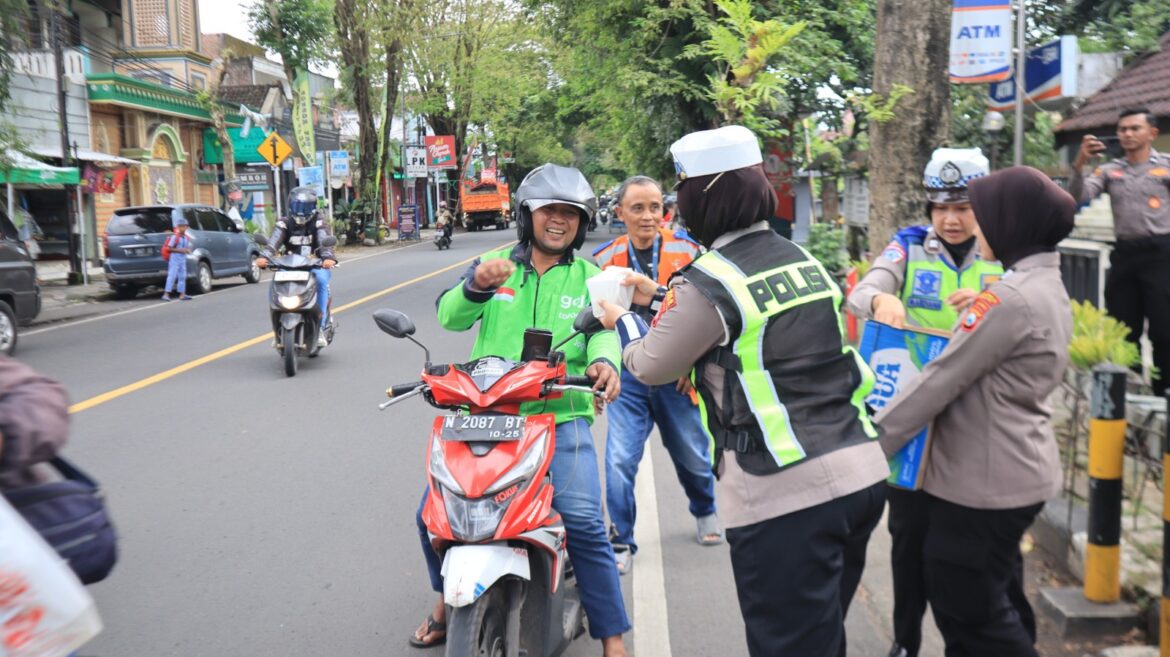Ramadan Berkah, Polres Malang Bagikan Ratusan Takjil ke Pengguna Jalan