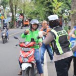 Ramadan Berkah, Polres Malang Bagikan Ratusan Takjil ke Pengguna Jalan