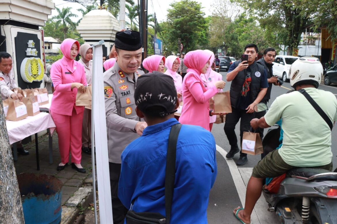Ramadan Berkah, Kapolres Malang Sapa Pengendara Sambil Bagikan Takjil