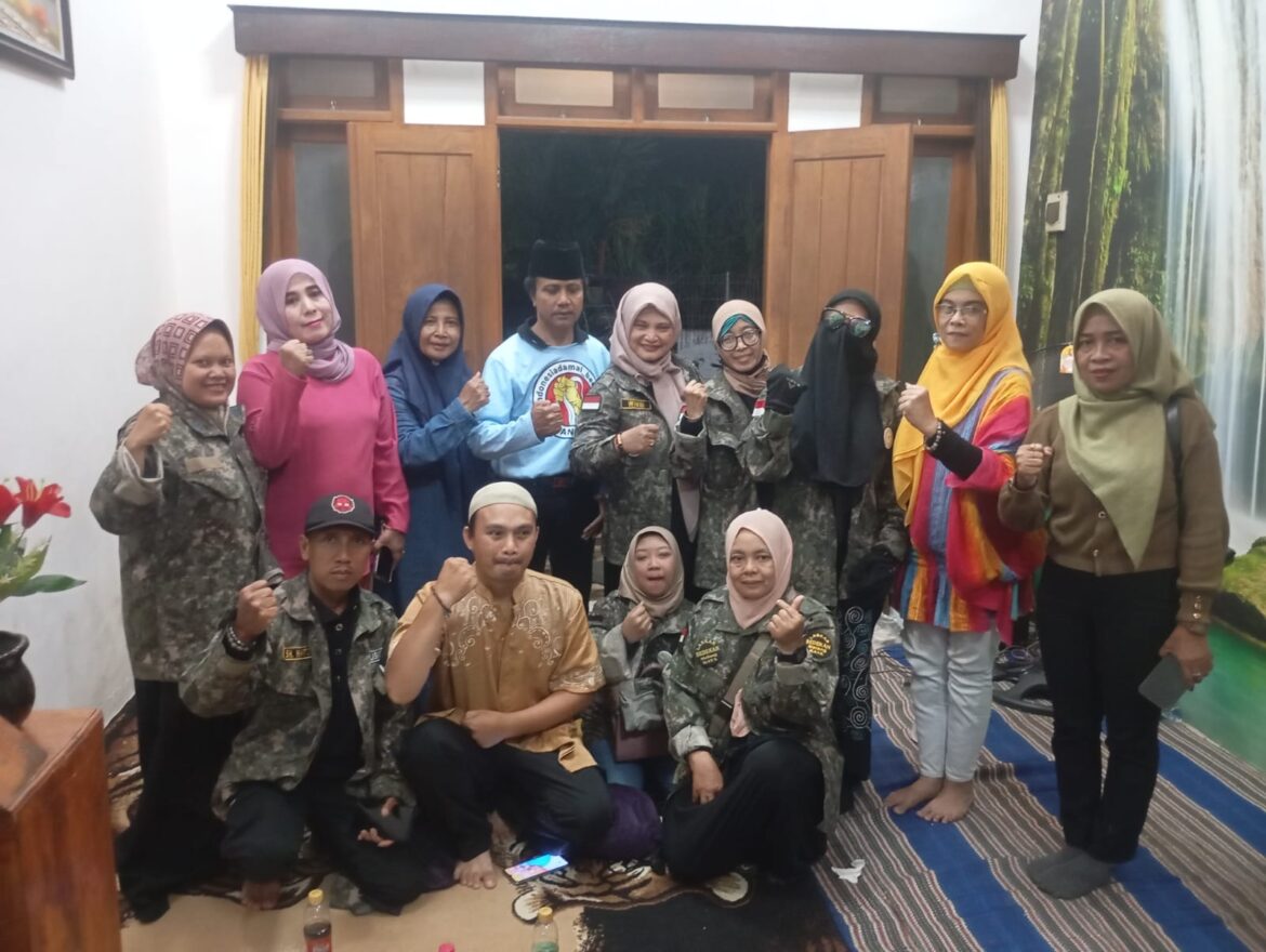 Gabungan Komunitas dan Ormas Lakukan Kegiatan Simpatik di Sekitaran Poros Jalan Bumiayu