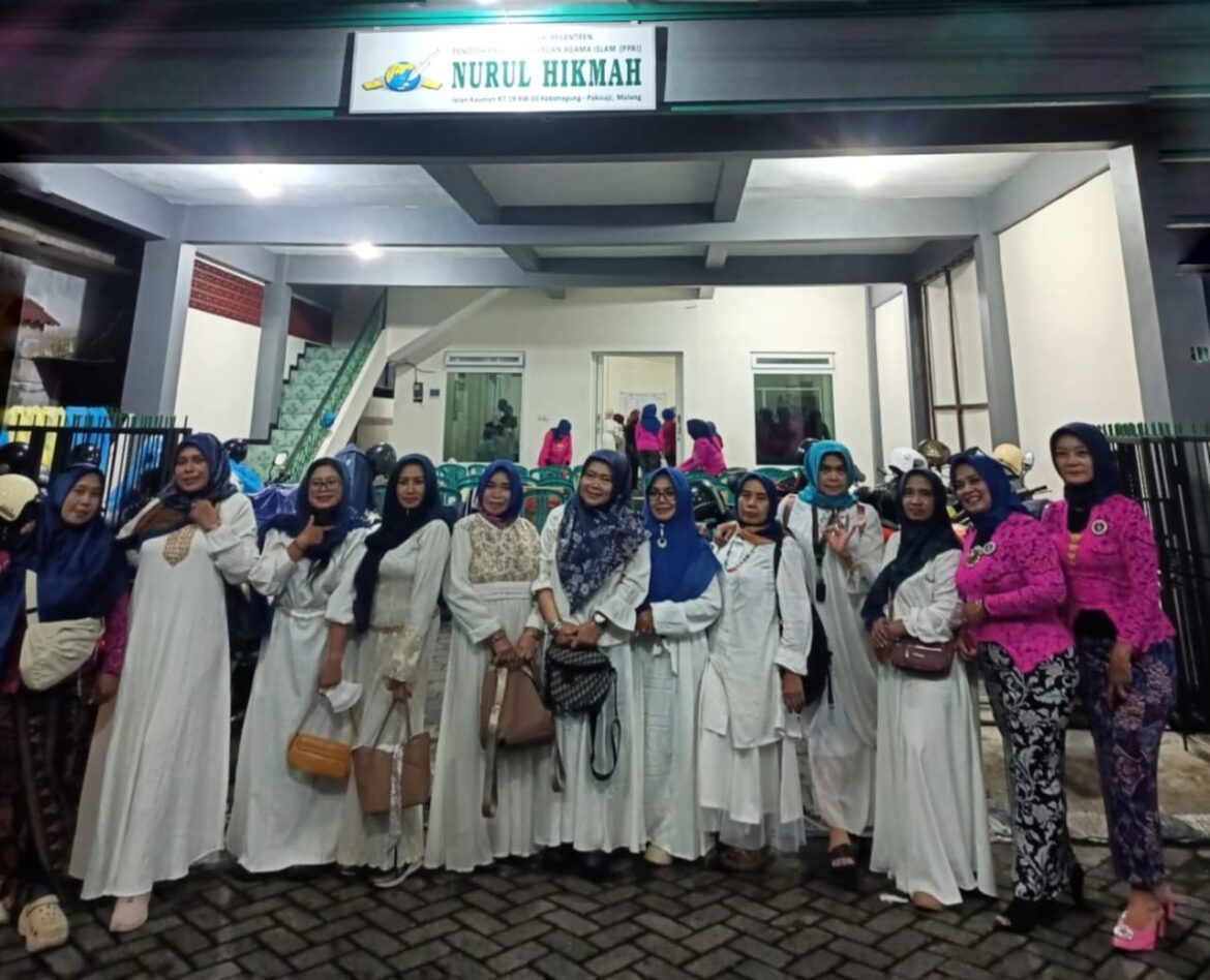 Komunitas SKI Malang Lakukan Kegiatan Bagi Takjil Jelang Buka Puasa