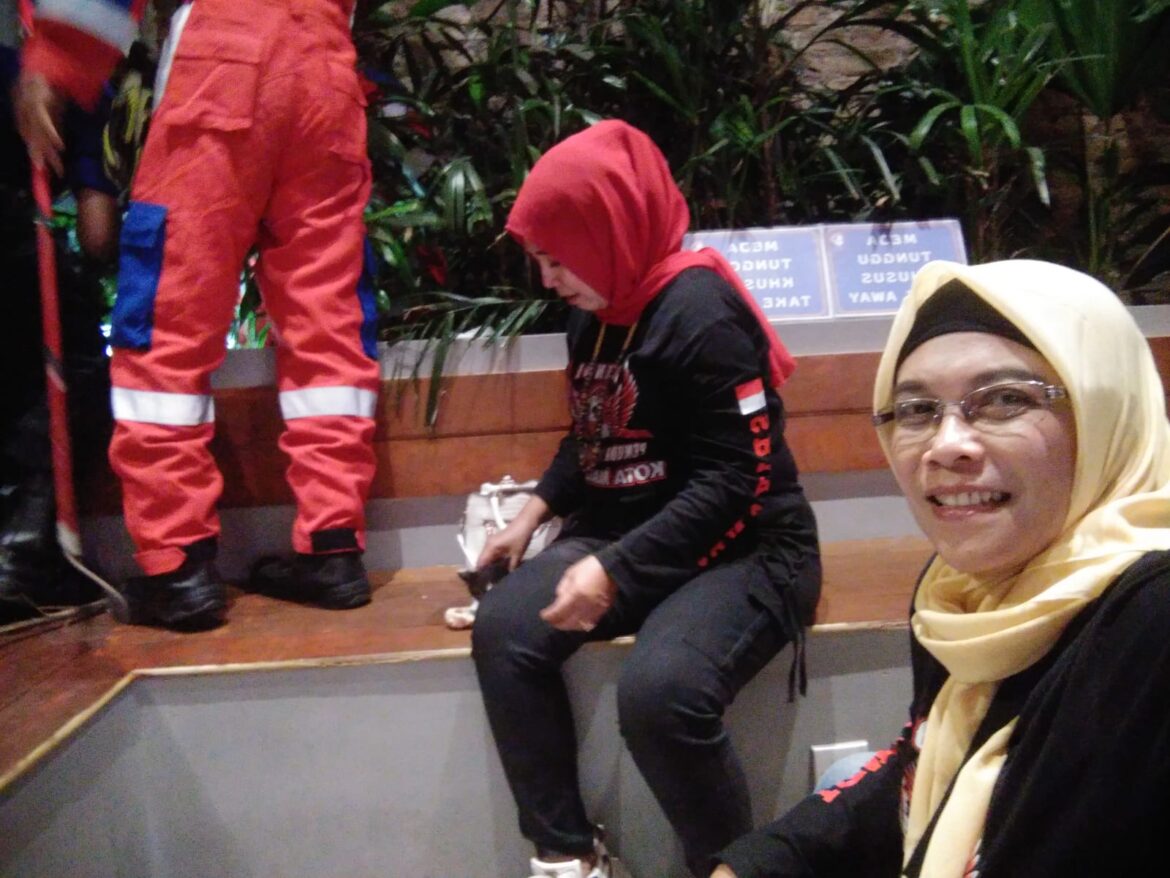 Respon Cepat Petugas Damkar, Selamatkan 4 Ekor Kucing Terjebak di Balik Pipa Paralon