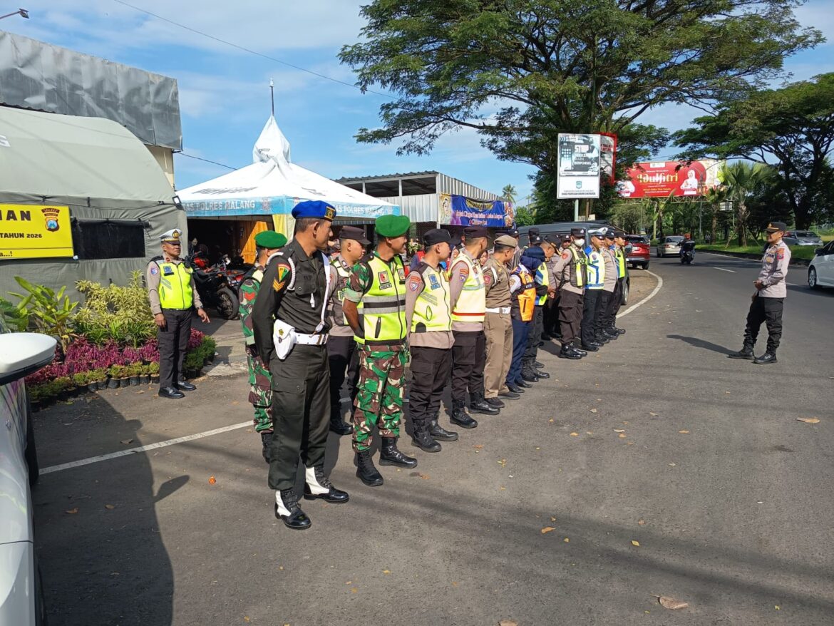 Babinsa Koramil 0818/09 Ngajum Gelar Pos Pantau Lebaran, Jamin Keamanan Warga