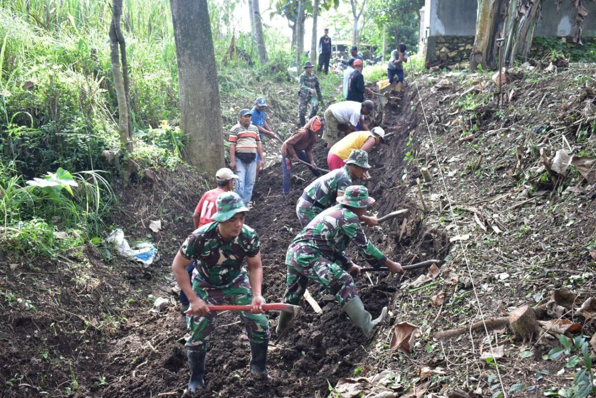 TNI dan Warga Gotong Royong Bangun Akses Jembatan Antar Desa