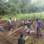 Anggota Kodim 0818/Malang-Batu bersama Masyarakat Laksanakan Pembangunan Jembatan Gantung Perintis Garuda di Sungai Pohjejer