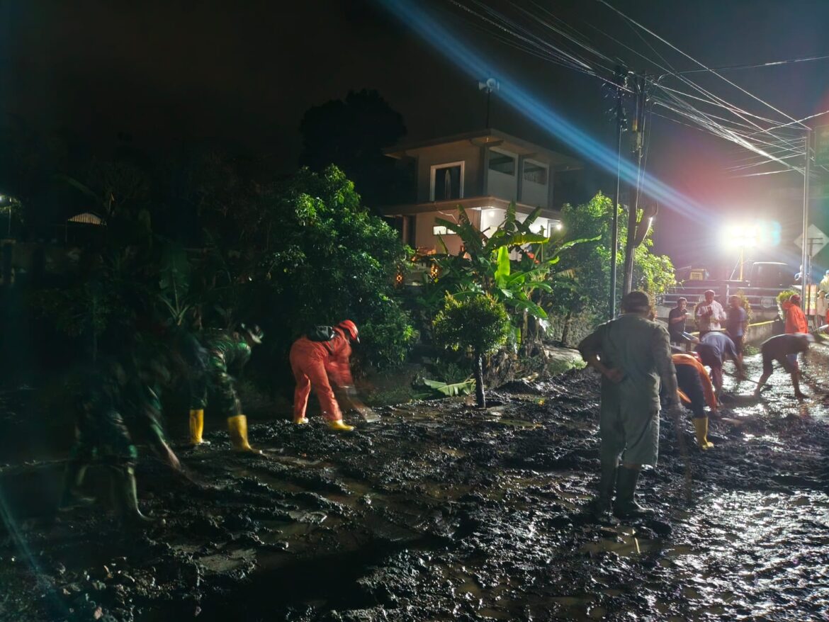 Anggota Koramil 0818/33 Bumiaji Gerak Cepat Tangani Luapan Air Sungai Krecek, Tutupi Akses Jalan Penghubung Antar Dusun di Desa Punten