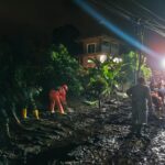 Anggota Koramil 0818/33 Bumiaji Gerak Cepat Tangani Luapan Air Sungai Krecek, Tutupi Akses Jalan Penghubung Antar Dusun di Desa Punten