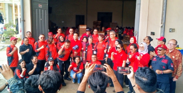 Risma Sambangi Pabrik Rokok di Malang, Ribuan Buruh Antusias Ikuti Cek Kesehatan Gratis