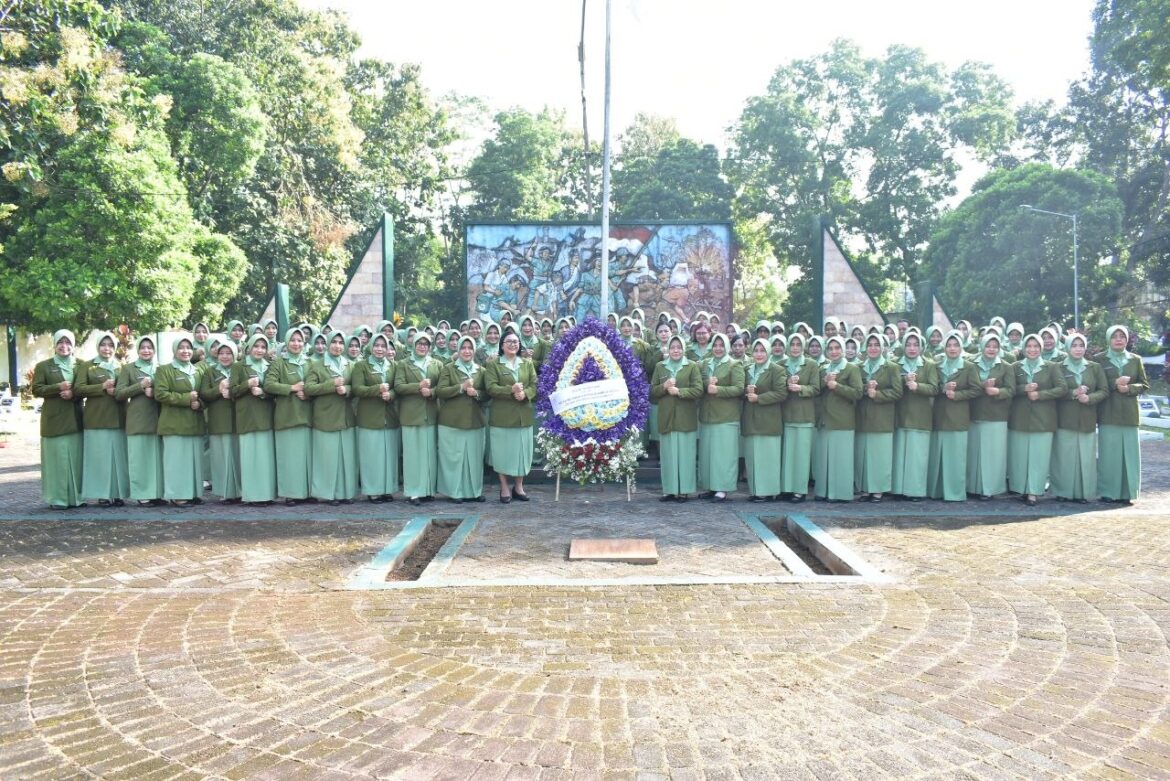 Persit KCK Cabang XXXII Kodim 0818 bersama Persit Zipur 5 Gelar Kegiatan Ziarah di Taman Makam Pahlawan Prayudha Nirwana Kepanjen