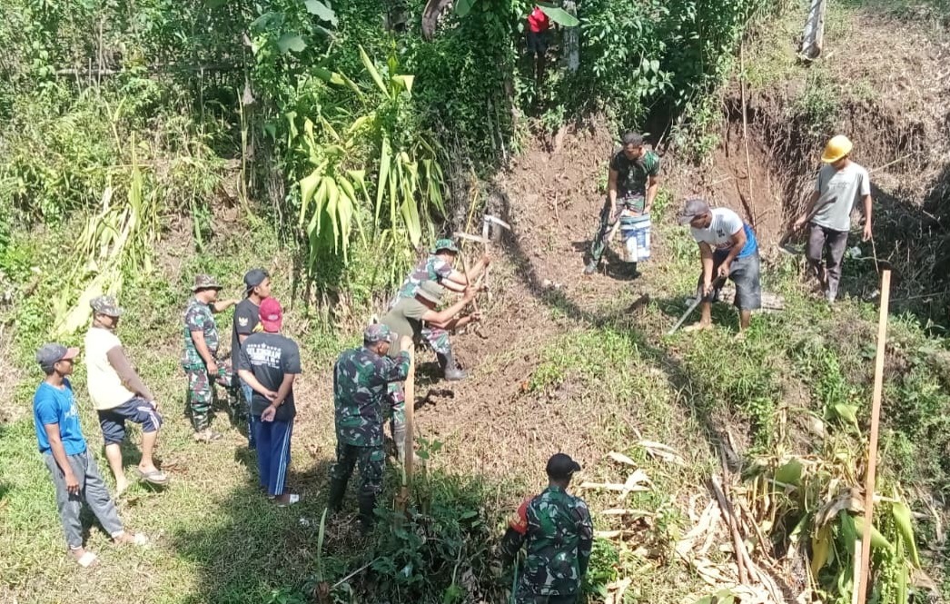 Tingkatkan Infrastruktur Desa, Babinsa Koramil Sumberpucung bersama Warga Gotong Royong Bangun Jembatan